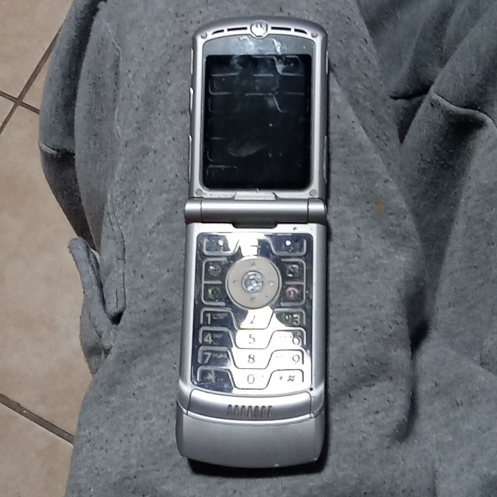 Motorola Razor Silver - Picture 2 of 3